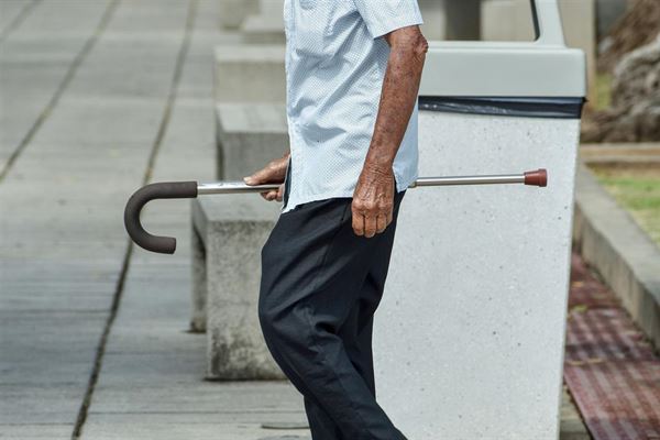 Få støtte med spadserestok eller krykker fra SeniorSalg.dk