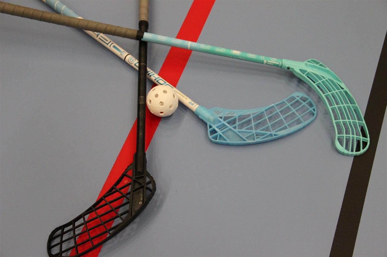 Find både din nye floorball stav og et smart sæt floorball briller hos Floorballcentret.dk